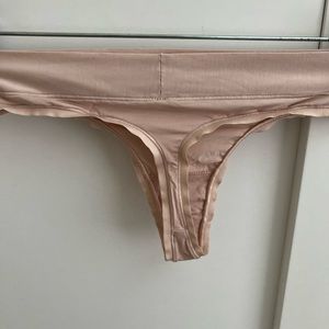 Lululemon UnderEase thong - S